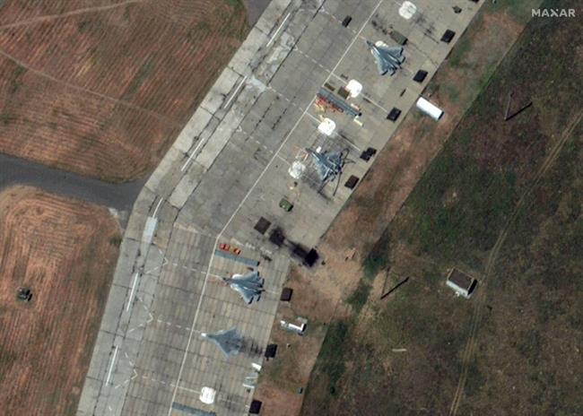 تصویر ماهواره‌ای Maxar در روز 7 ژوئن (قبل از حمله)، 3 فروند هواپیمای سوخو-57 فلون را در فرودگاه آختوبینسک روسیه نشان می‌دهد.