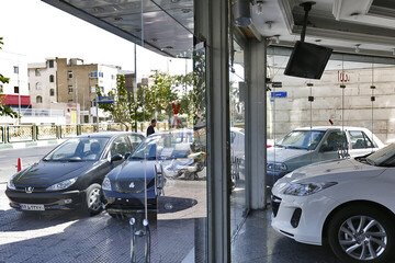 سقوط آزاد قیمت خودرو در بازار/ این خودرو 40 میلیون تومان ارزان شد + جدول