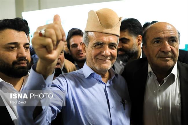 عکس وایرال شده از مسعود پزشکیان با یک کلاه متفاوت /ژست خاص آقای کاندیدا