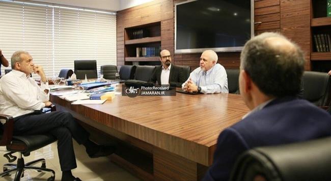 عکس جدید از گپ و گفت ظریف با پزشکیان قبل از میزگرد سیاسی تلویزیون