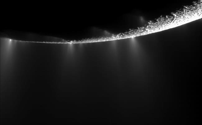 آبفشان‌های قمر زحل، از  وجود حیات احتمالی خبر می‌دهند / مأ