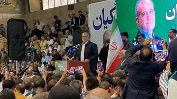 کنایه پزشکیان به حامیان طرح نور: یک روایت نشان دهید که پیامبر زنان بدون حجاب را بازداشت یا جریمه کرده باشند