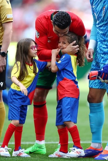 رونالدو، ستاره ای مهربان؛ لبخند بر لب کودکان در دیدار پرتغال و ترکیه