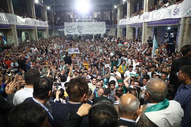 تصاویری از استقبال عجیب مردم یزد از مسعود پزشکیان / یار خاتمی خوش آمد