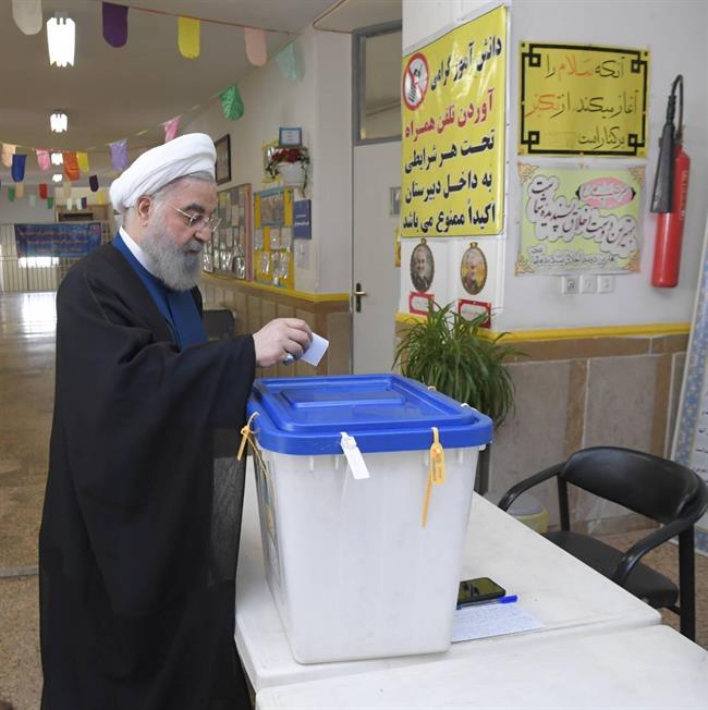 عکسی از حسن روحانی هنگام رأی دادن در انتخابات /رئیس جمهور سابق کجا رأی داد؟