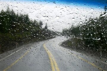 بارش باران در محورهای مواصلاتی 2 استان مسافرپذیر