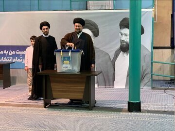 سیدحسن خمینی در کنار پسرش رأی خود را به صندوق انداخت /عراقچی به مسجد امام صادق اقدسیه رفت +عکس