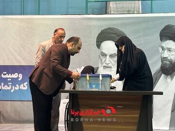 عکسی خاص از عفت مرعشی در حسینیه جماران برای رأی دادن /فاطمه هاشمی هم بود