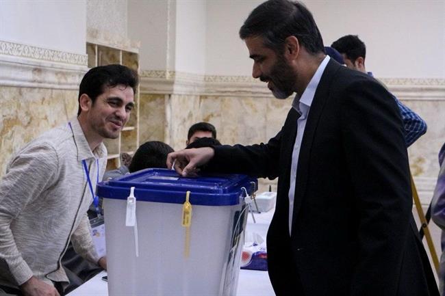 حضور سخنگوی ستاد انتخابات پزشکیان در حوزه رأی گیری/ سعید محمد هم بود