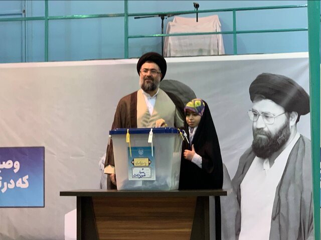 عکسی از نتیجه امام خمینی در کنار پدرش یاسر خمینی و مادربزرگش