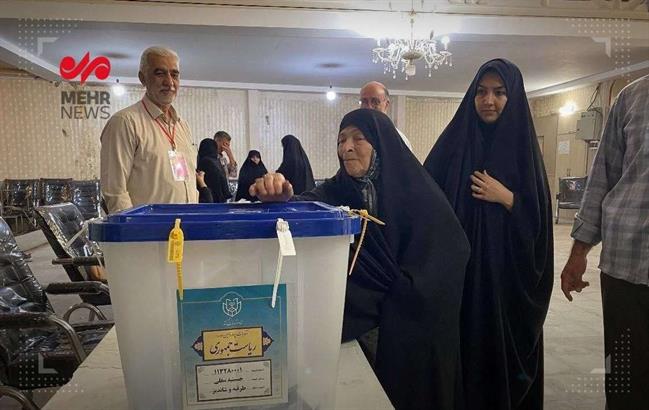 عکسی از پدر و مادر قالیباف در زمان انداختن رأی به صندوق /بردار او هم رأی داد