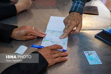 استقرار اتوبوس سیار برای رأی گیری در این منطقه تهران+ عکس