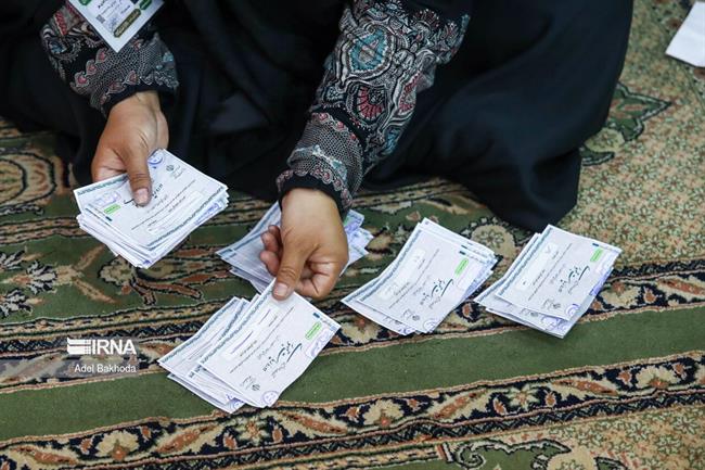 تصاویری از شمارش آرای صحیح و باطله در یک شعبه رای گیری در همدان