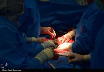 خارج کردن تومور 11 کیلویی از شکم بیمار در استان فارس/ عکس