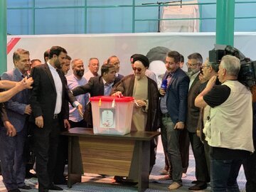 عکسی از رأی دادن سید محمد خاتمی در مرحله دوم /شعار درود بر خاتمی در حسینیه جماران