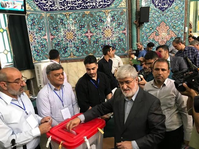 عکسی از علی مطهری درحال انداختن رأی به صندوق /اعضای شورای نگهبان کجا رأی دادند؟ /حضور سیاسیون در جماران ادامه دارد