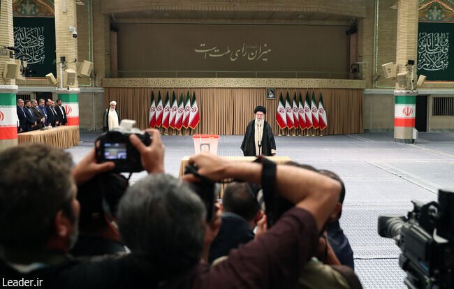چند تصویر از ورود رهبری به حسینیه امام خمینی و انداختن رأی به صندوق
