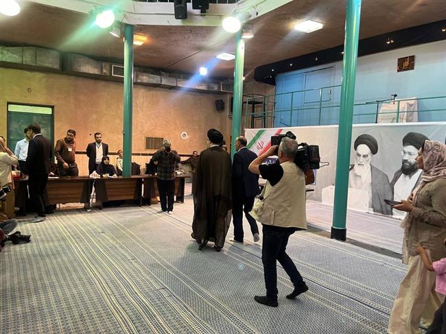 تصویری از حضور نوه امام خمینی در حسینیه جماران برای رأی دادن