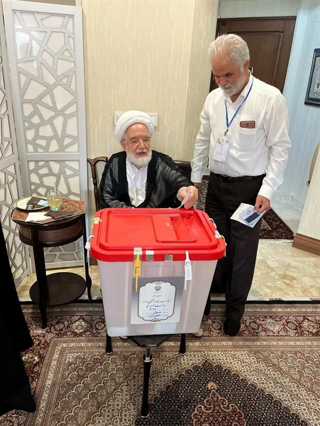 عکسی از مهدی کروبی در حال رأی دادن/ همه باید تلاش کنیم ایران را نجات دهیم