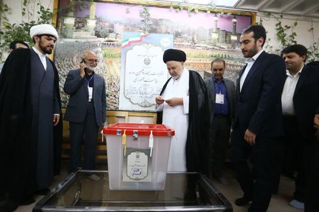 وزیر دفاع رأی خود را به صندوق انداخت/ عکسی از نماینده آیت الله سیستانی پای صندوق رأی