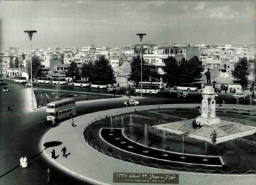 تهران قدیم؛ تهران 65 سال قبل و تردد خودروهای کلاسیک در میدان بهارستان/ عکس