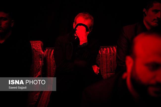 عکسی از اشک ریختن مسعود پزشکیان در مراسم عزاداری هیات ریحانه الحسین