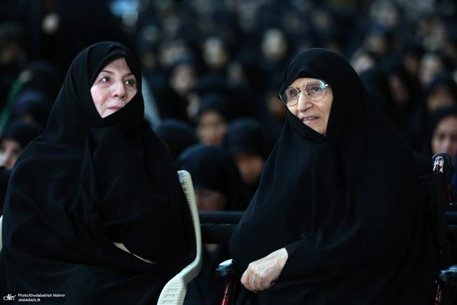 تصاویری از دختر امام و دختر پزشکیان مراسم عزاداری در حرم امام