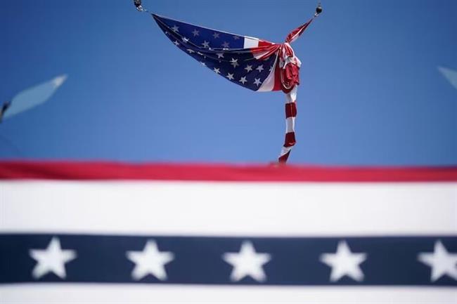 عکسی پربازدید از پرچم مُچاله شده آمریکا