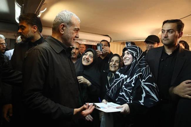 تصاویر خاص از مسعود پزشکیان در شام غریبان حسینی /او به کدام خیریه رفته بود؟ /معصومه ابتکار هم بود