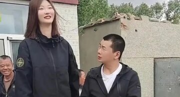قدِ بلند 2.26 متری دختر زیبای چینی موجب تنهایی او شده است/ عکس