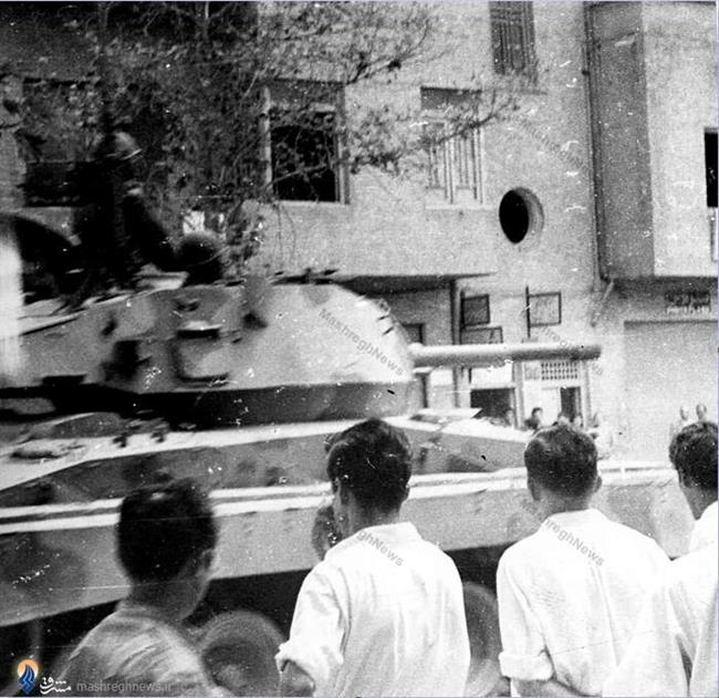 تصاویری از  استقرار تانک‌ها در خیابان‌های تهران در 30 تیر /قیامی که به بازگشت مصدق انجامید /مرگ در زیرزمین بیمارستان سینا جولان می دهد