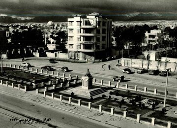 تهران قدیم؛ خیابان استانبول در تهران 75 سال قبل این شکلی بود؛ پر از خودروهای کلاسیک/ عکس