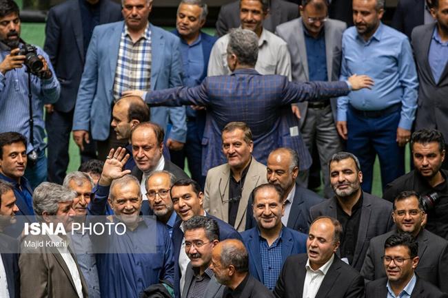 تصاویر دیدنی از واکنش نمایندگان حامی سعید جلیلی به حضور ناگهانی پزشکیان در صحن مجلس /بازار داغ عکس با رئیس جمهور منتخب