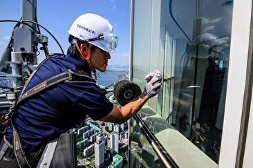 تمیز کردن برج 555 متری در کره جنوبی / شیشه پاک‌کن آن پس از 30 سال از ارتفاع می‌ترسد (فیلم)