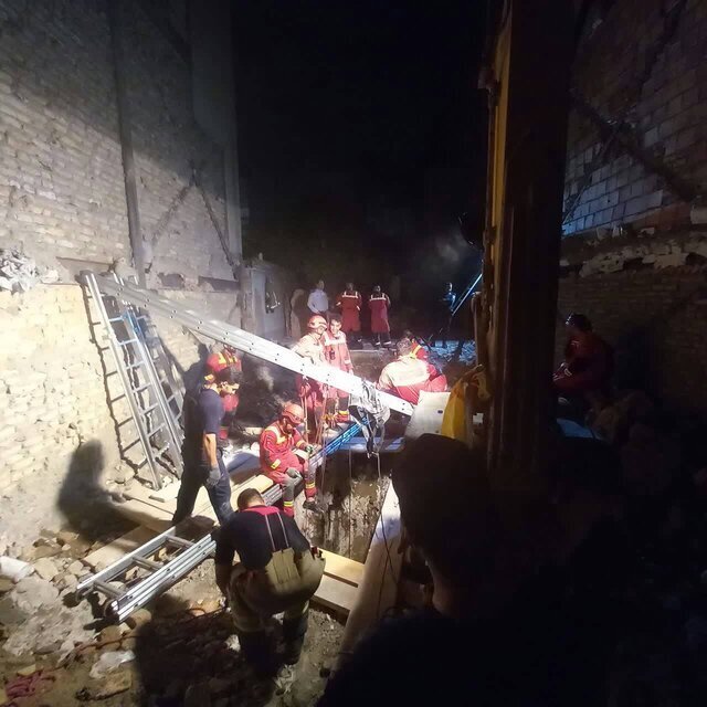 سقوط 3 نفر در یک چاه قدیمی فاضلاب در تهران/ عکس