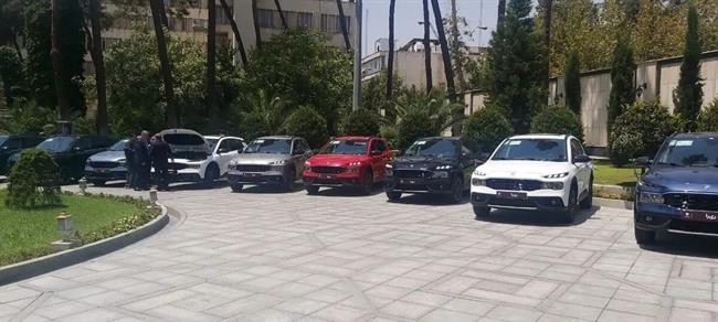 ماجرای این خودروهای پارک شده در حیاط دولت چه بود؟ +عکس