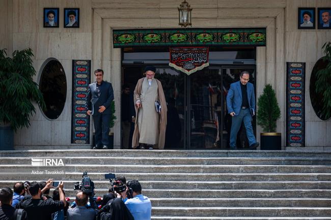 وزیر اطلاعات، در آخرین جلسه عصا به دست گرفت +عکس