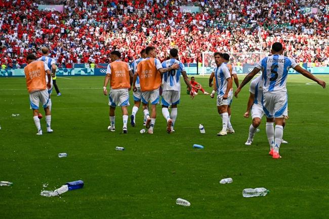 پرتاب بطری و بمب دست‌ساز نقطه شروع تنش‌ها در دقیقه 16+90 و بعد از گل دوم آرژانتین بود.