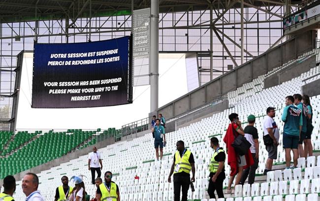در ورزشگاه روی صفحه نمایش‌ها اعلام شده بود که بازی متوقف شده است. هواداران از استادیوم خارج شدند تا بازی دوباره از سر گرفته شود.