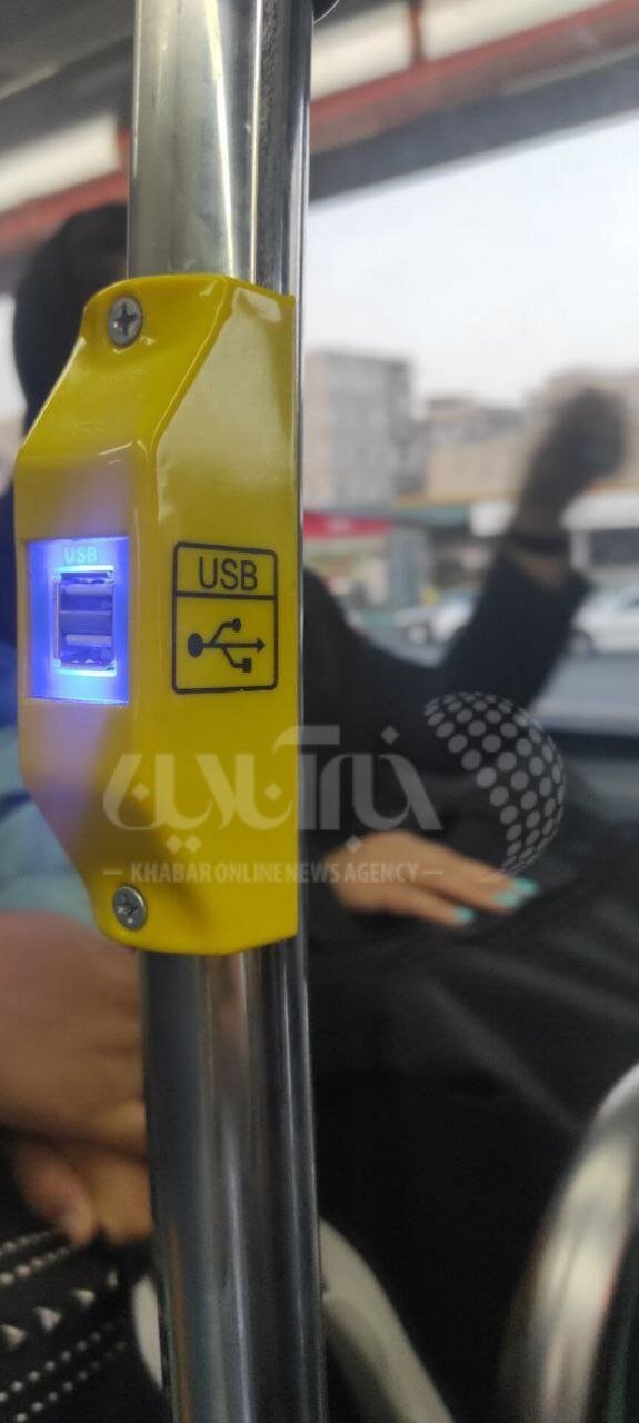 عکس ؛ امکان ویژه در اتوبوس BRT در تهران؛ شارژ تلفن همراه با USB