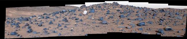 کشف یک تخته سنگ سفید بیگانه در مریخ / عکس