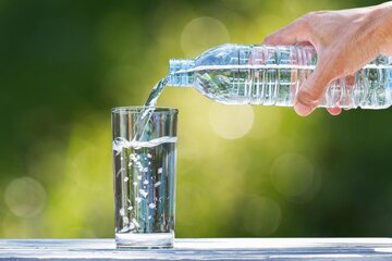 نظر مخالف حکمای طب سنتی در مورد نوشیدن روزانه 8 لیوان آب/ کمبود آب بدن را با این مایعات جبران کنید