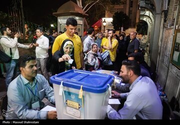 روزنامه جوان: رهبرانقلاب از 5 سال اول دولت روحانی به خاطر آرامش کشور تشکر کردند /دلیل عدم مشارکت مردم در انتخابات، تحریم اقتصادی است
