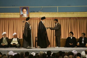 عکسی از بوسه احمدی نژاد بر شانه رهبر انقلاب /خاتمی و هاشمی نرفتند، وحید حقانیان حکم تنفیذ را آورد