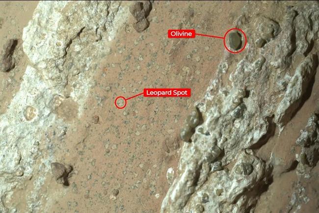 مریخ‌نورد پرسویرنس ناسا این تصویر را 18 ژوئیه از سنگی به ابعاد تقریبا 90 سانتی‌متر در 60 سانتی‌متر به نام چیاوا فالز گرفت.