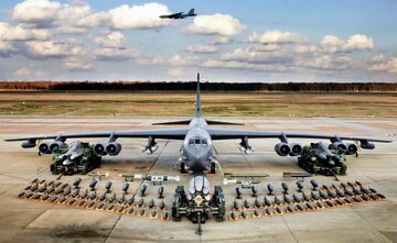 تقابل ‌B-52 آمریکا با بمب‌افکن‌های دوربرد روسیه و چین بر فراز آلاسکا / عکس