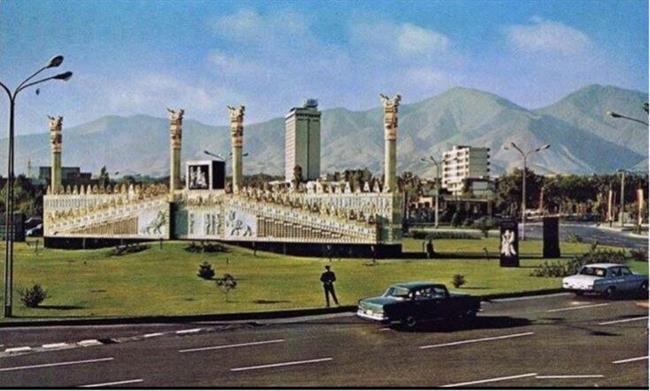 تخت جمشید وسط میدان ونک تهران در سال 1350/ عکس