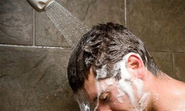 14 اشتباهی که نباید هنگام دوش گرفتن انجام دهید