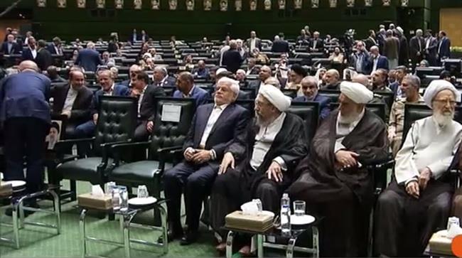 عکسی از گپ و گفت حسن روحانی با ناطق نوری/ حدادعادل هم‌نشین لاریجانی شد، عارف همنشین آملی لاریجانی