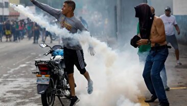 اعتراض به سبک ونزوئلایی ! روی قابلمه می‌کوبند و به خیابان آمدند (فیلم)